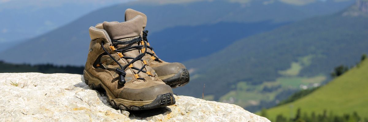 За якими критеріями вибирати одяг для походів у ліс фото