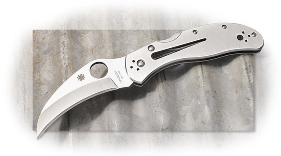 складной нож бренда Spyderco из стали VG-10 серебристого цвета